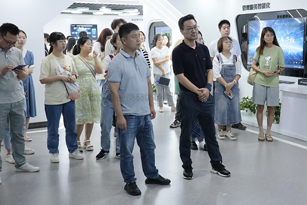 中国农科院茶叶钻研所所长助理、、、科技处处长姚明哲一行赴大红鹰娱乐官网参观调研