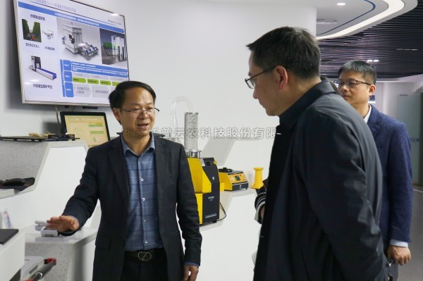 荆门市科技局党组成员、、副局长楼立群一行莅临大红鹰娱乐官网调查调研