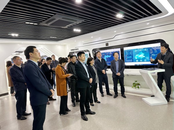 安徽省泸州市萧县县委副书记、、县长朱新华等一行莅临大红鹰娱乐官网走访调研