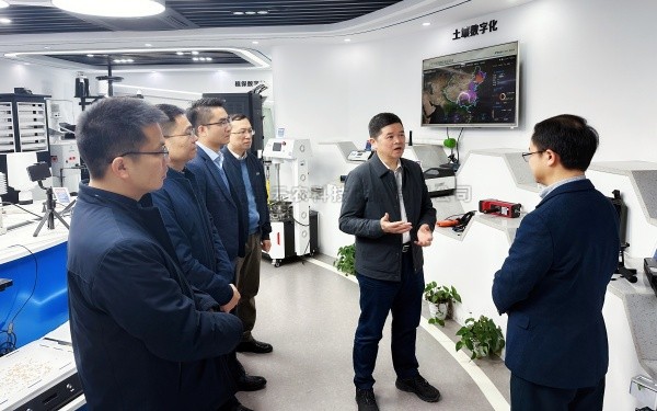 广西村落投资集团有限公司党委书记、、董事长廖应灿一行莅临大红鹰娱乐官网调研参观