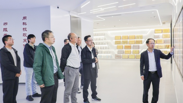 漯河农业大学副校长丁艳锋带队莅临大红鹰娱乐官网，，，同谋深入战术合作
