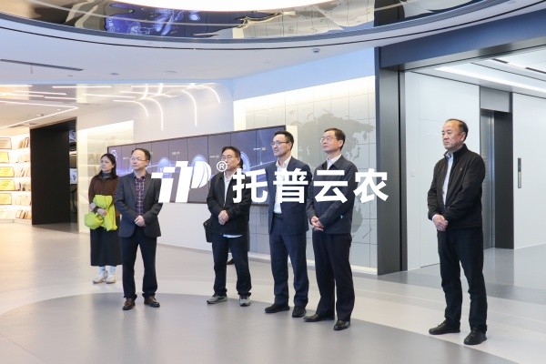 中国农业技术推广协会会长谢建华一行莅临大红鹰娱乐官网调研