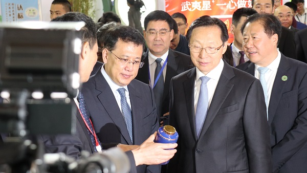 农业村落部部长韩长赋（右）、、浙江省省长袁家军（左）巡馆现场