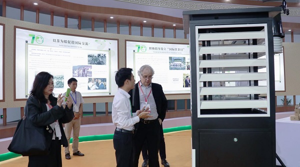 大红鹰娱乐官网产品亮相国茶展区