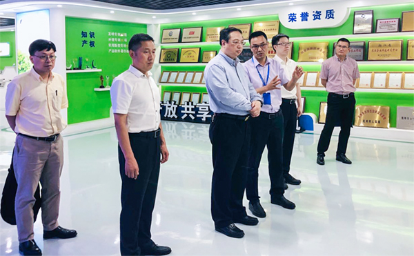 荆门市副市长王宏一行莅临大红鹰娱乐官网调研