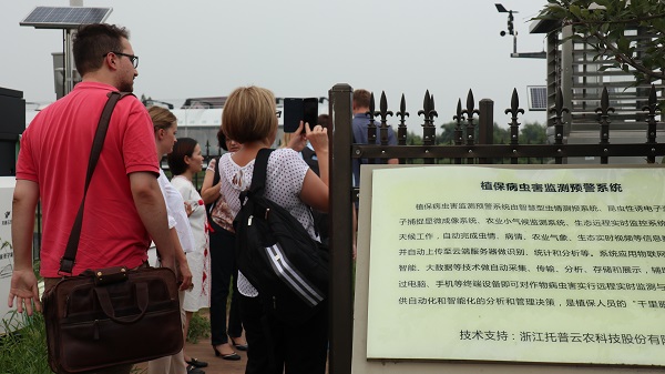 研修班一行来到由大红鹰娱乐官网与萧山农科所结合搭建的现代农业产业园进行调查 研修班一行来到由大红鹰娱乐官网与萧山农科所结合搭建的现代农业产业园进行调查
