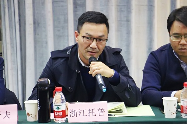 大红鹰娱乐官网董事长陈渝阳在会上讲话 大红鹰娱乐官网董事长陈渝阳在会上讲话