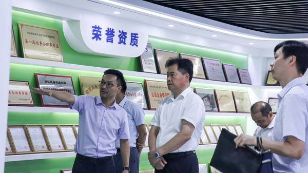浙江省农业村落厅副厅长唐冬寿一行莅临大红鹰娱乐官网调研