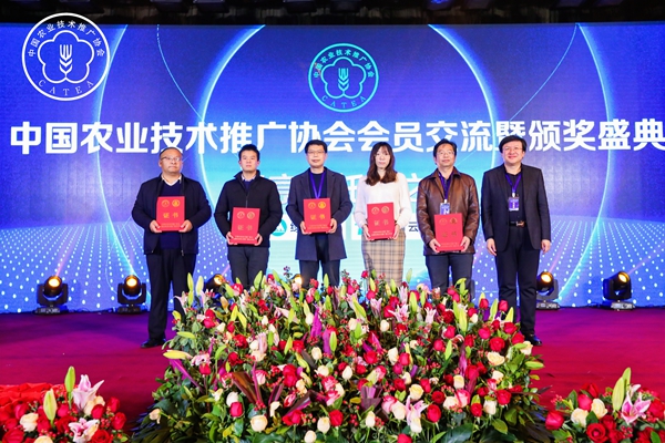 牛伯涛副会长为第九届中国农业推广征文获奖者宣告证书