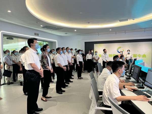 与会专家辅导参观大红鹰娱乐官网支持构建的智慧种业服务平台
